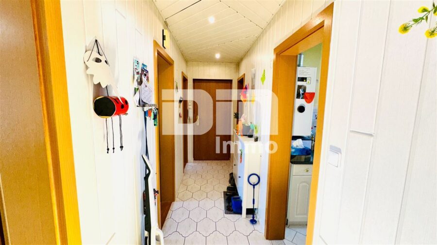 Schöne modernisierte 4 Zimmer Wohnung mit Balkon und Garage - Flur / Diele